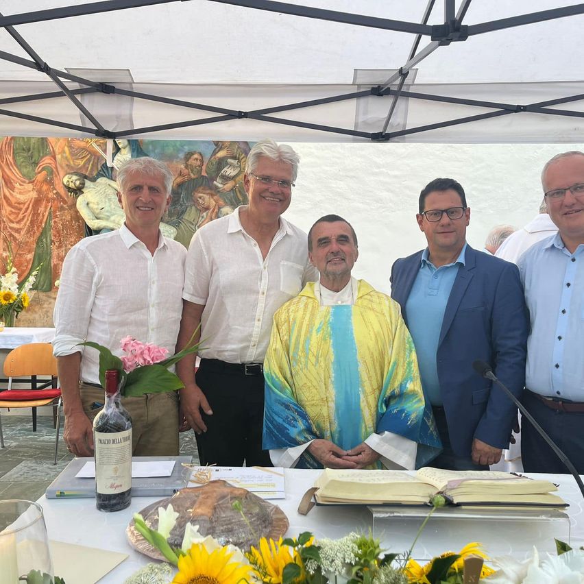 Bild enthält, Flower, Flower Arrangement, People, Person, Flower Bouquet, Table, Adult, Male, Man, Potted Plant