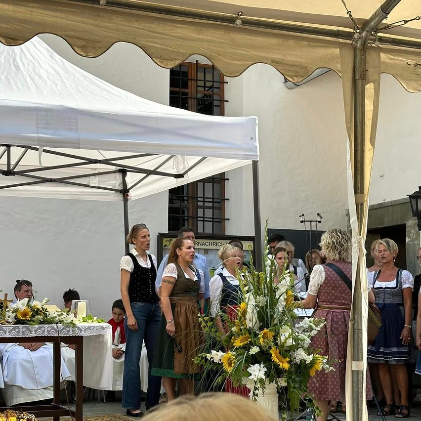 Bild enthält, Flower Arrangement, Flower Bouquet, Person, Adult, Bride, Female, Woman, Boy, Child, Male