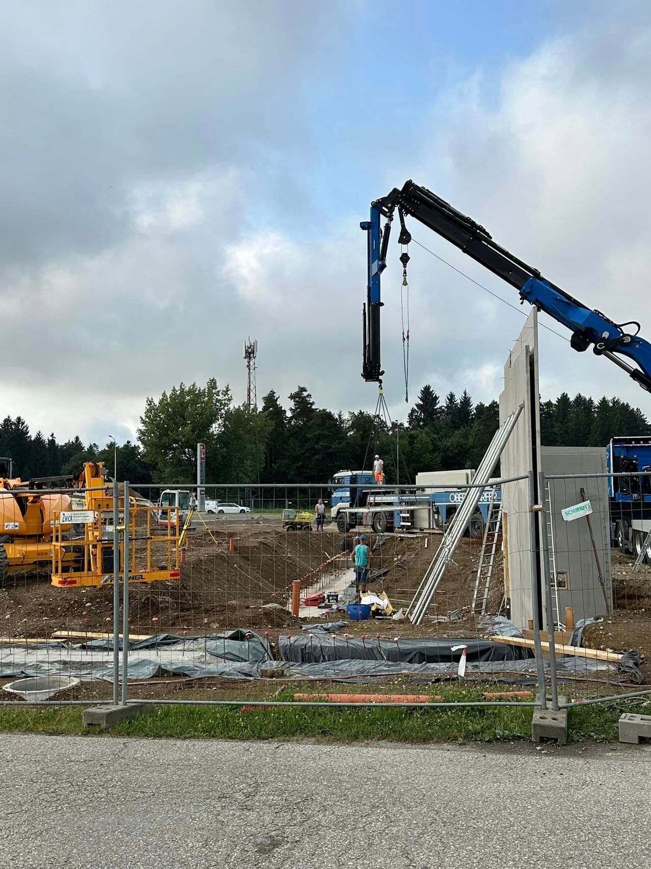 Bild enthält, Person, Worker, Construction, Gun, Weapon, Construction Crane, Car, Vehicle, Bulldozer, Machine