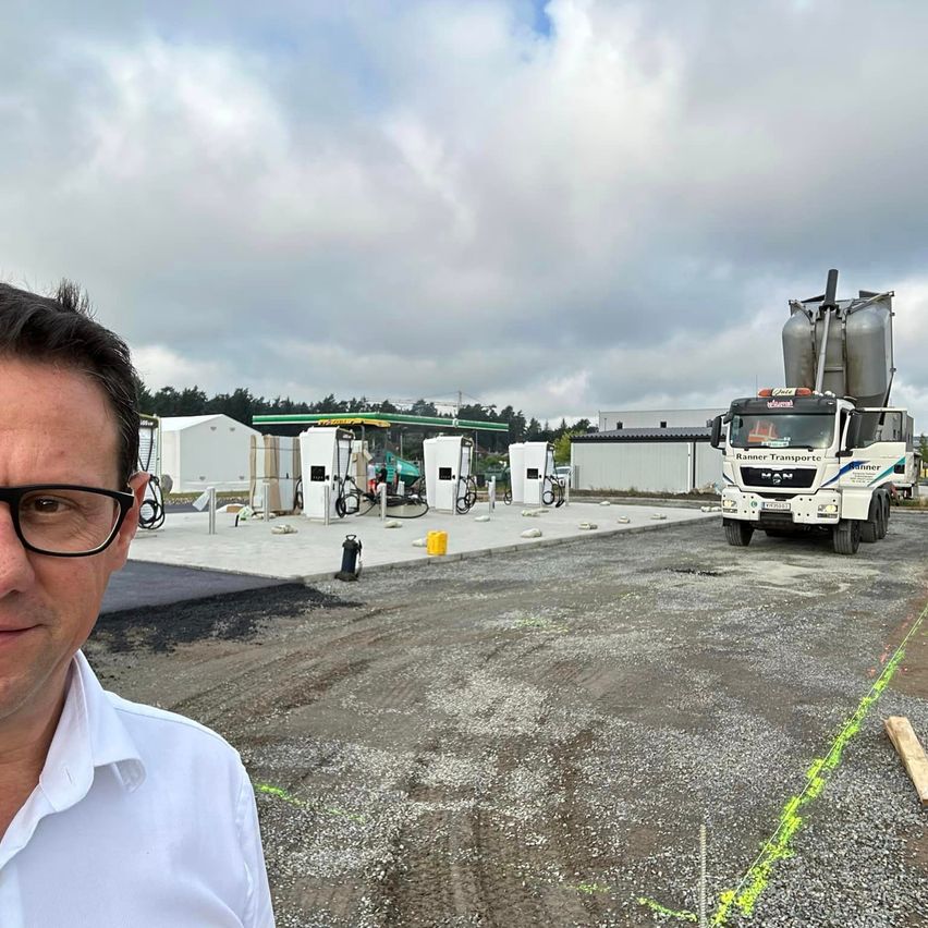 Bild enthält, Road, Glasses, Adult, Male, Man, Person, Waterfront, City, Urban, Factory