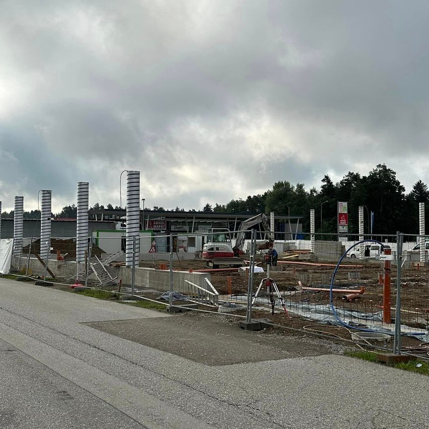 Bild enthält, Architecture, Building, Cityscape, Urban, Road, City, Car, Transportation, Vehicle, Person