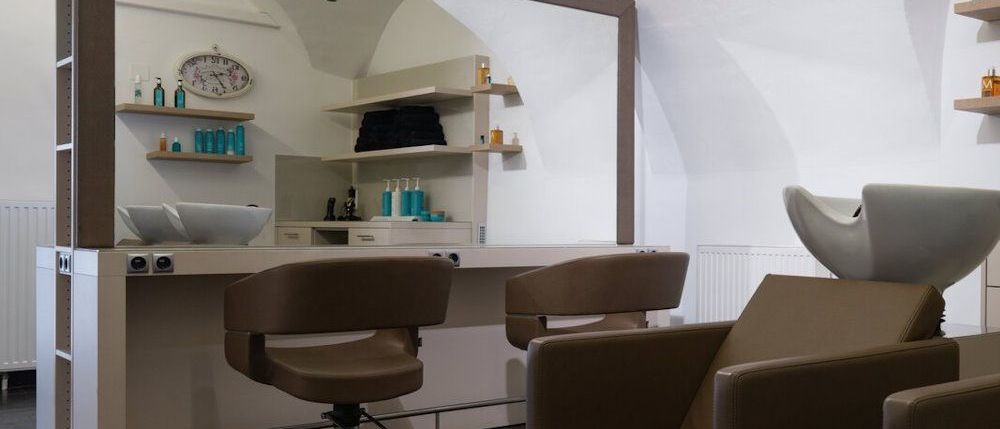 Bild enthält, Indoors, Beauty Salon, Chair, Furniture, Couch