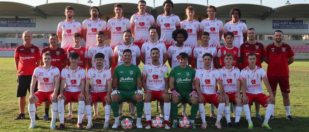 Bild enthält, People, Person, Soccer Ball, Groupshot, Team, Boy, Male, Teen, Child, Shoe