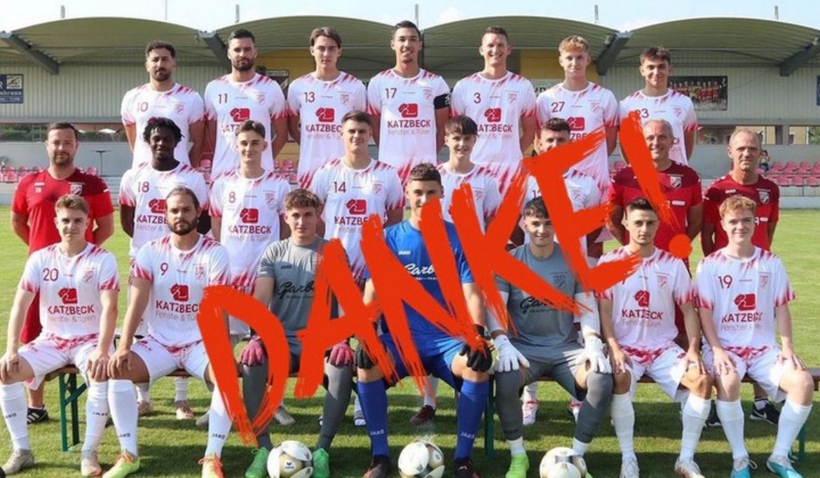 Bild enthält, People, Person, Team, Soccer Ball, Boy, Male, Teen, T-Shirt, Adult, Woman