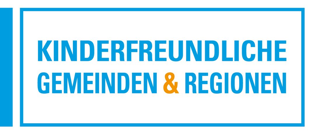 Ein weißer Quadrat mit blauem Rand enthält blauen Text, der 'KINDERFREUDE GEMEINDE &' lautet. Das Wort 'GEMEINDE' ist größer und zentriert, während 'KINDERFREUDE' darüber in kleinerem Text steht. Das '&'-Symbol ist in Orange auf der rechten Seite.