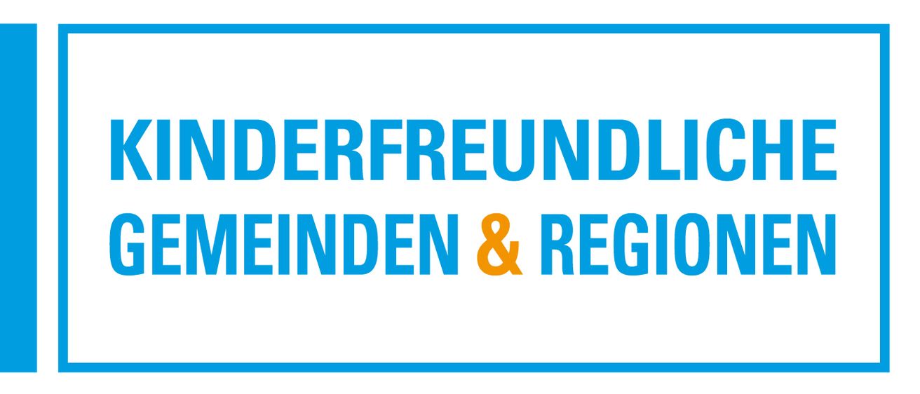 Ein weißer Quadrat mit blauem Rand enthält blauen Text, der 'KINDERFREUDE GEMEINDE &' lautet. Das Wort 'GEMEINDE' ist größer und zentriert, während 'KINDERFREUDE' darüber in kleinerem Text steht. Das '&'-Symbol ist in Orange auf der rechten Seite.