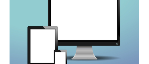 Illustration eines Computermonitors, Tablets und Telefons mit leeren Bildschirmen auf blauem Hintergrund.