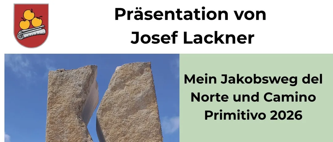 Ein Mann steht vor einem großen Steinmonument am Strand. Das Monument besteht aus Stein und hat eine Risse in der Mitte. Der Mann trägt einen Rucksack und einen Hut.