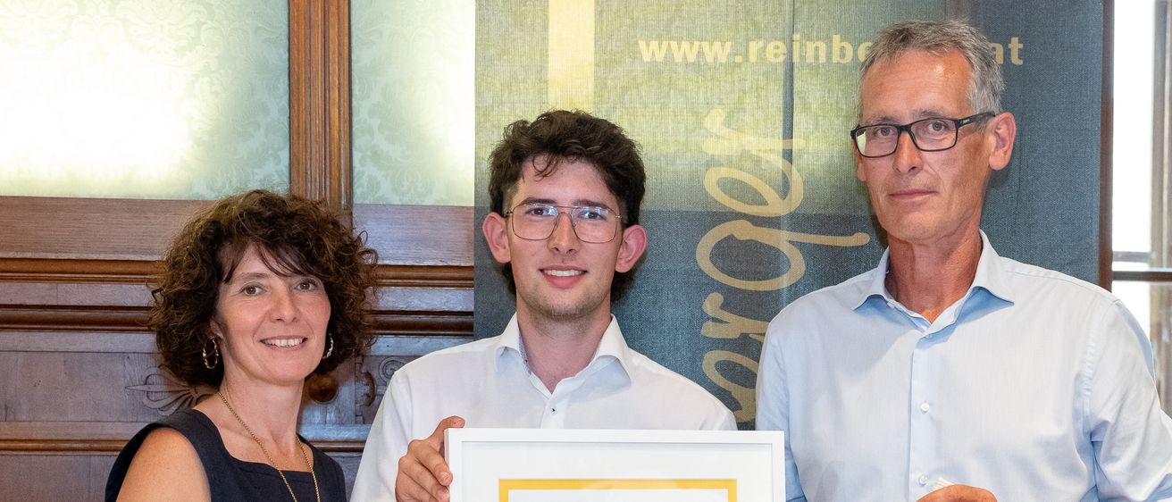 Bild enthält, Adult, Male, Man, Person, Female, Woman, Shirt, Face, Necklace, Glasses