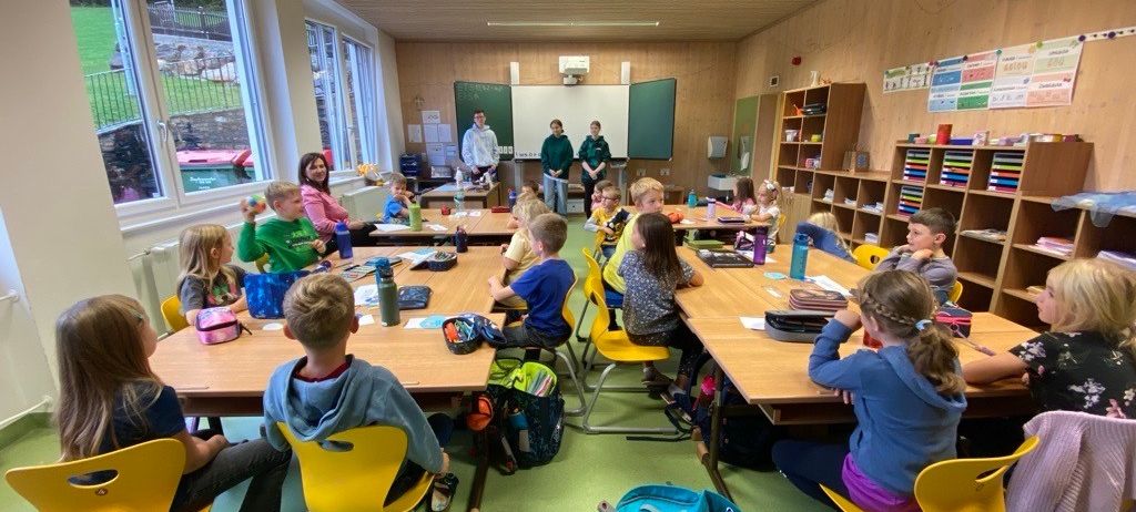 Bild enthält, Child, Female, Girl, Person, Building, Chair, School, Boy, Male, Student