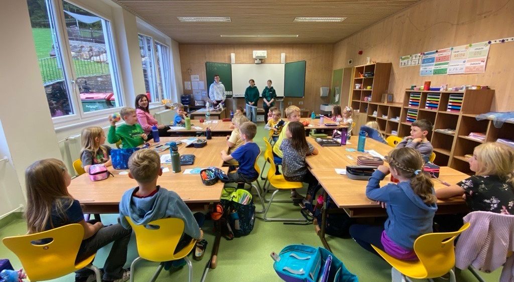 Bild enthält, Child, Female, Girl, Person, Building, Chair, School, Boy, Male, Student
