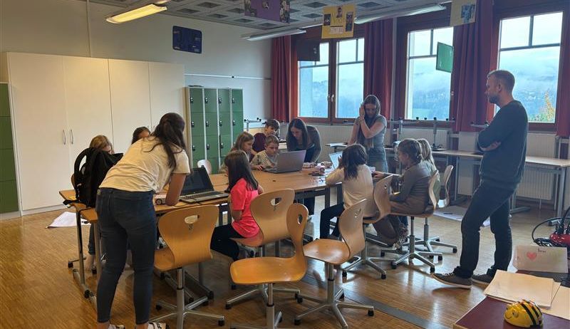 Bild enthält, Adult, Female, Person, Woman, Furniture, Indoors, Table, People, Desk, Chair