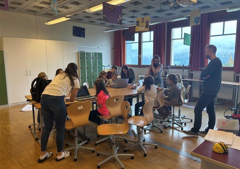 Bild enthält, Adult, Female, Person, Woman, Furniture, Indoors, Table, People, Desk, Chair