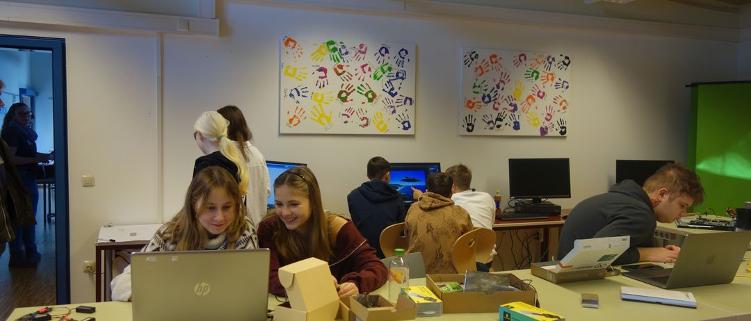 Bild enthält, Computer, Laptop, Pc, Table, Screen, Desk, Computer Hardware, Monitor, Person, Child