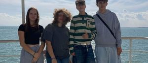 Bild enthält, Pants, Shoe, Shorts, Boy, Male, Person, Teen, Jeans, Adult, Man