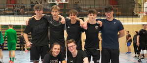 Bild enthält, People, Person, Sphere, Soccer Ball, Boy, Male, Teen, Volleyball (Ball), Shoe, Shorts