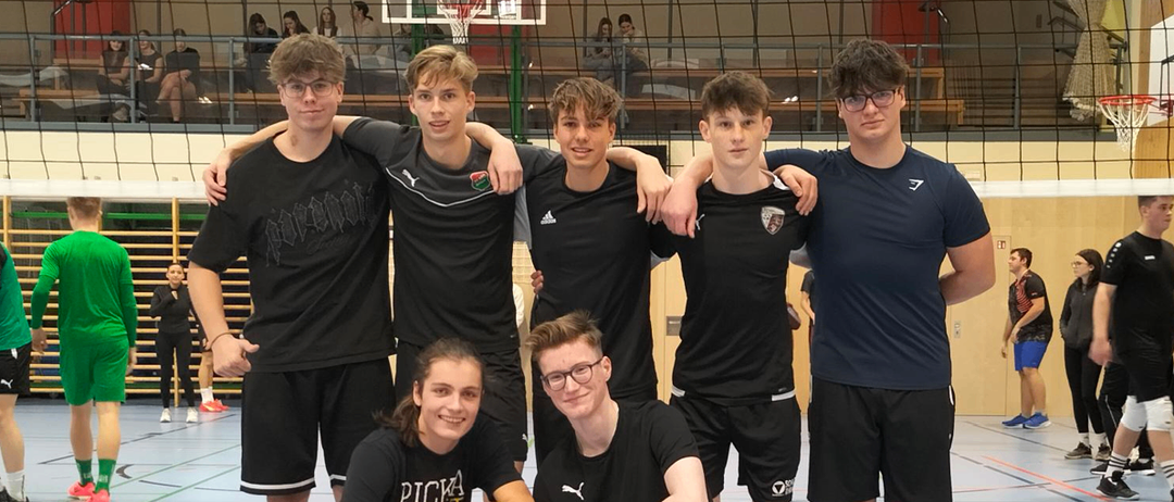 Bild enthält, People, Person, Sphere, Soccer Ball, Boy, Male, Teen, Volleyball (Ball), Shoe, Shorts