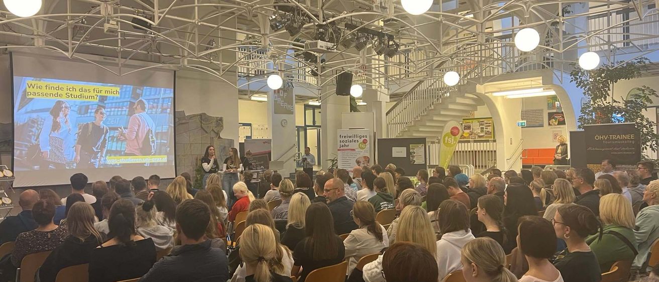 Bild enthält, People, Person, Indoors, Adult, Female, Woman, Classroom, School, Crowd, Lecture