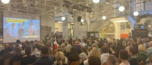 Bild enthält, People, Person, Indoors, Adult, Female, Woman, Classroom, School, Crowd, Lecture