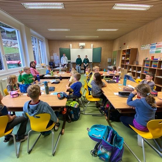Bild enthält, Child, Female, Girl, Person, Building, Chair, School, Boy, Male, Student