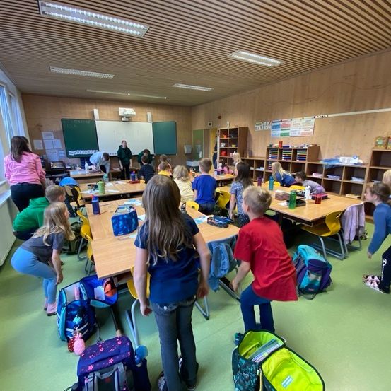 Bild enthält, Building, Person, School, Boy, Child, Male, Adult, Female, Woman, Shoe