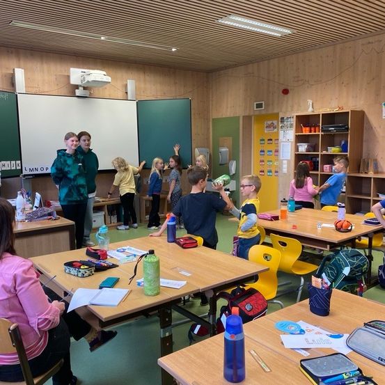 Bild enthält, Building, School, Person, Chair, Shoe, Boy, Child, Male, Classroom, Student