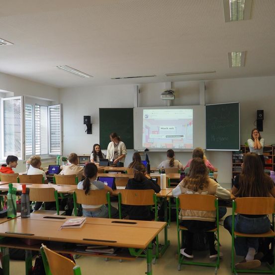 Bild enthält, School, Person, Classroom, Chair, People, Student, Blackboard, Shoe, Laptop, Speaker