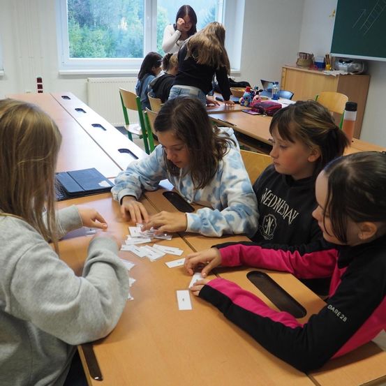 Bild enthält, Person, Student, Child, Female, Girl, Adult, Woman, Head, White Board