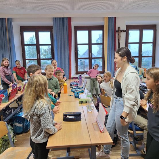 Bild enthält, Person, Student, Adult, Female, Woman, Child, Girl, Teen, School, Classroom