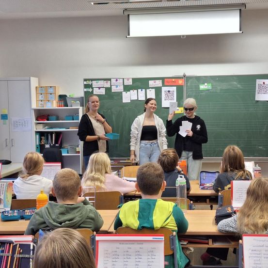 Bild enthält, Adult, Female, Person, Woman, Boy, Child, Male, Girl, Glasses, Handbag