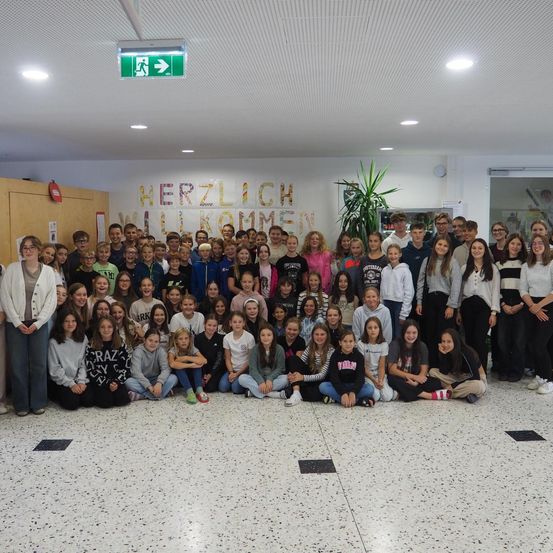 Bild enthält, People, Person, Pants, Female, Girl, Teen, Potted Plant, Groupshot, Shelter, Floor