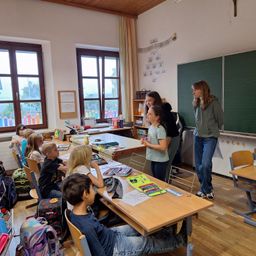 Bild enthält, Person, Student, Boy, Child, Male, Female, Girl, Head, Face