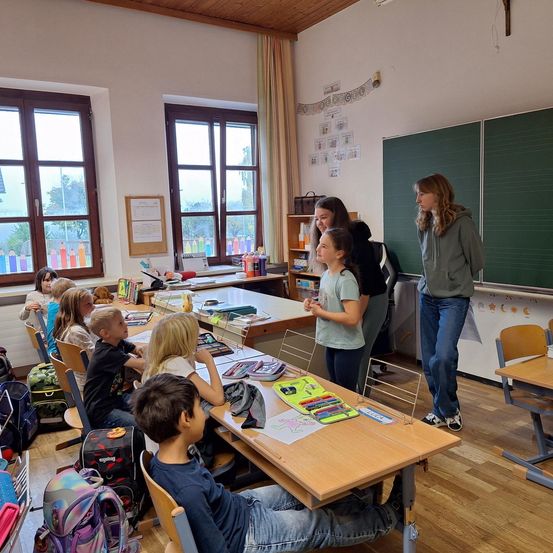 Bild enthält, Person, Student, Boy, Child, Male, Female, Girl, Head, Face