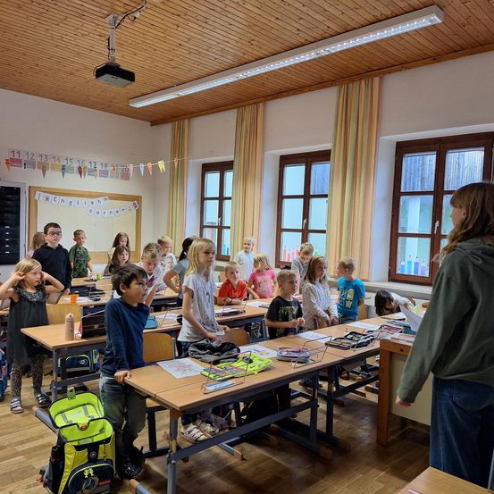 Bild enthält, Adult, Female, Person, Woman, Student, Child, Girl, School, People, Classroom