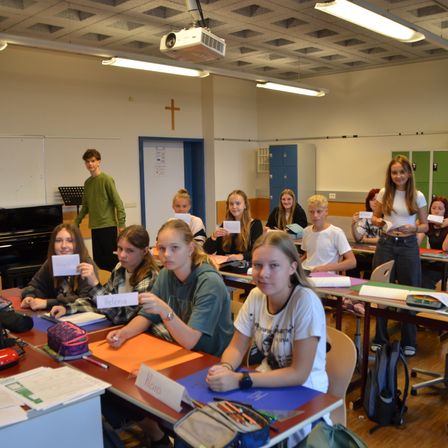 Bild enthält, Building, School, Classroom, Person, Female, Girl, Teen, Table, Desk, Glasses