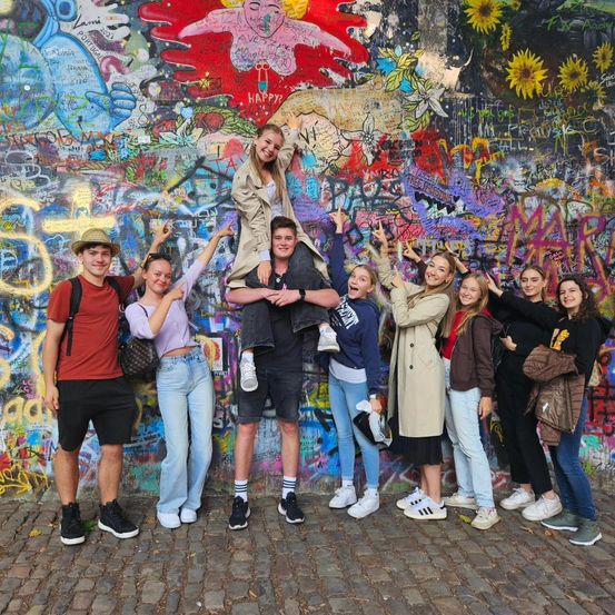 Bild enthält, Pants, People, Person, Jeans, Shorts, Adult, Female, Woman, Coat, Teen