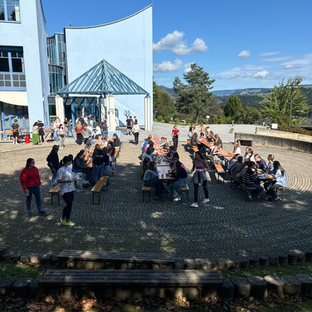 Bild enthält, People, Person, Building, Shelter, Urban, City, Path, Concert, Cafeteria, Road