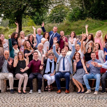 Bild enthält, Groupshot, Person, People, Adult, Female, Woman, Male, Man, Jeans, Shoe