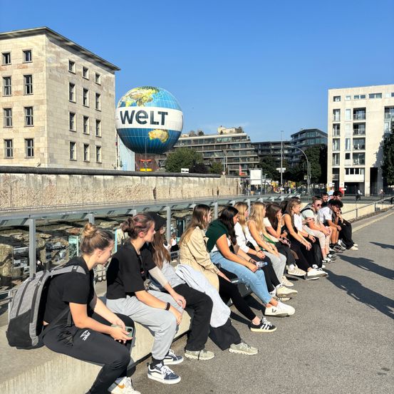 Bild enthält, People, Person, Building, College, Boy, Male, Teen, Shoe, Female, Girl