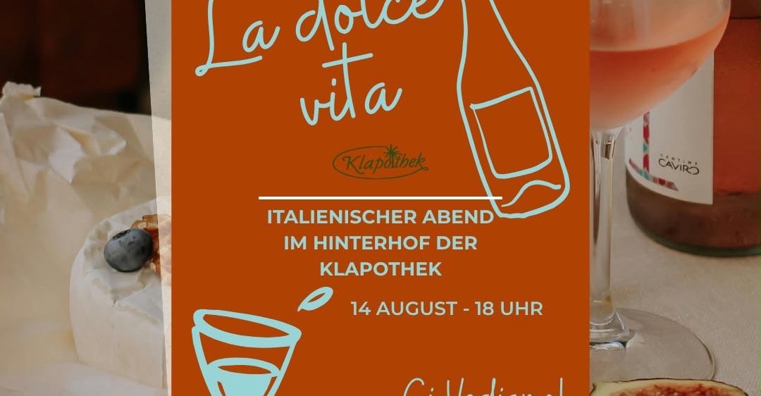 Ein orangefarbenes Plakat, das für einen italienischen Abend im Weingut Klapoteh am 14. August um 18 Uhr wirbt. Das Plakat zeigt eine Weinflasche, ein Weinglas und eine Flasche Wein.