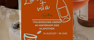 Ein orangefarbenes Plakat, das für einen italienischen Abend im Weingut Klapoteh am 14. August um 18 Uhr wirbt. Das Plakat zeigt eine Weinflasche, ein Weinglas und eine Flasche Wein.