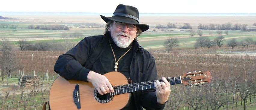 Bild enthält, Guitar, Guitarist, Music, Musician, Performer, Person, Adult, Male, Man, Hat