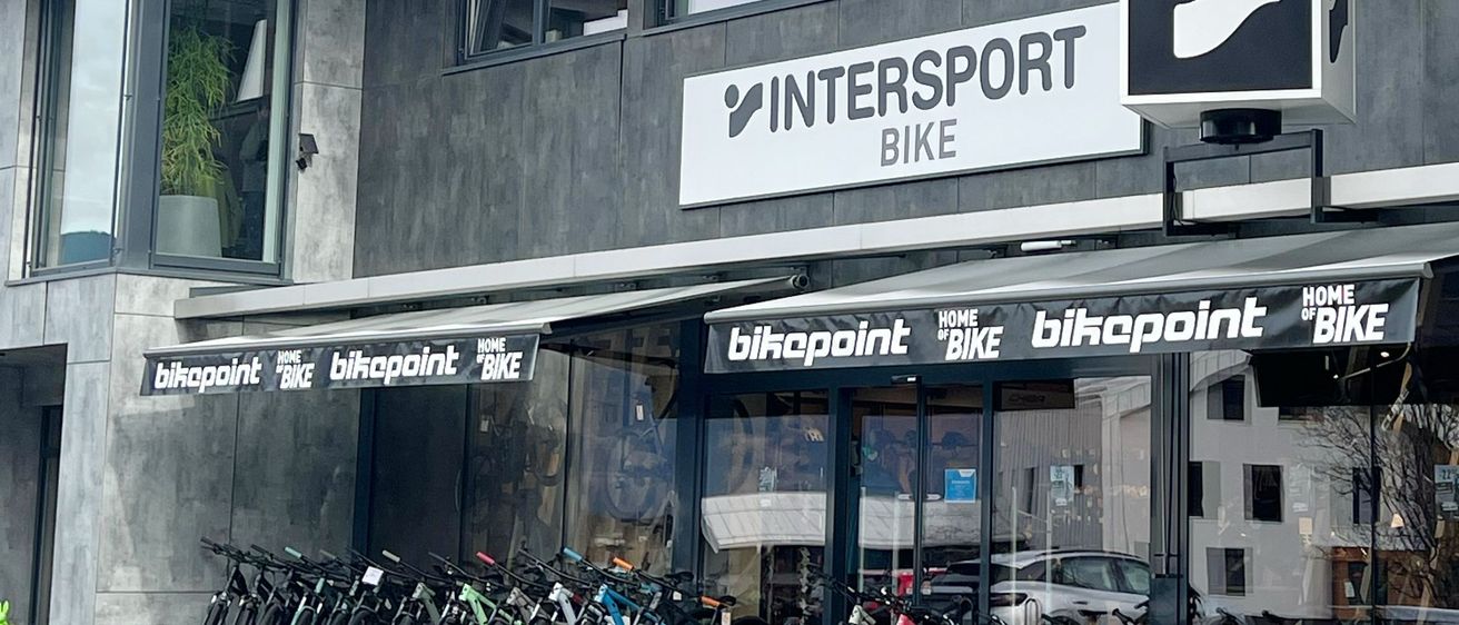 Bild enthält, Architecture, Building, Bicycle, Transportation, Vehicle, Plant, Police Station, Machine, Wheel, Car