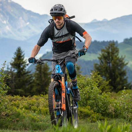 Bild enthält, Helmet, Glove, Bicycle, Vehicle, Slope, Shoe, Cycling, Person, Tree, Glasses