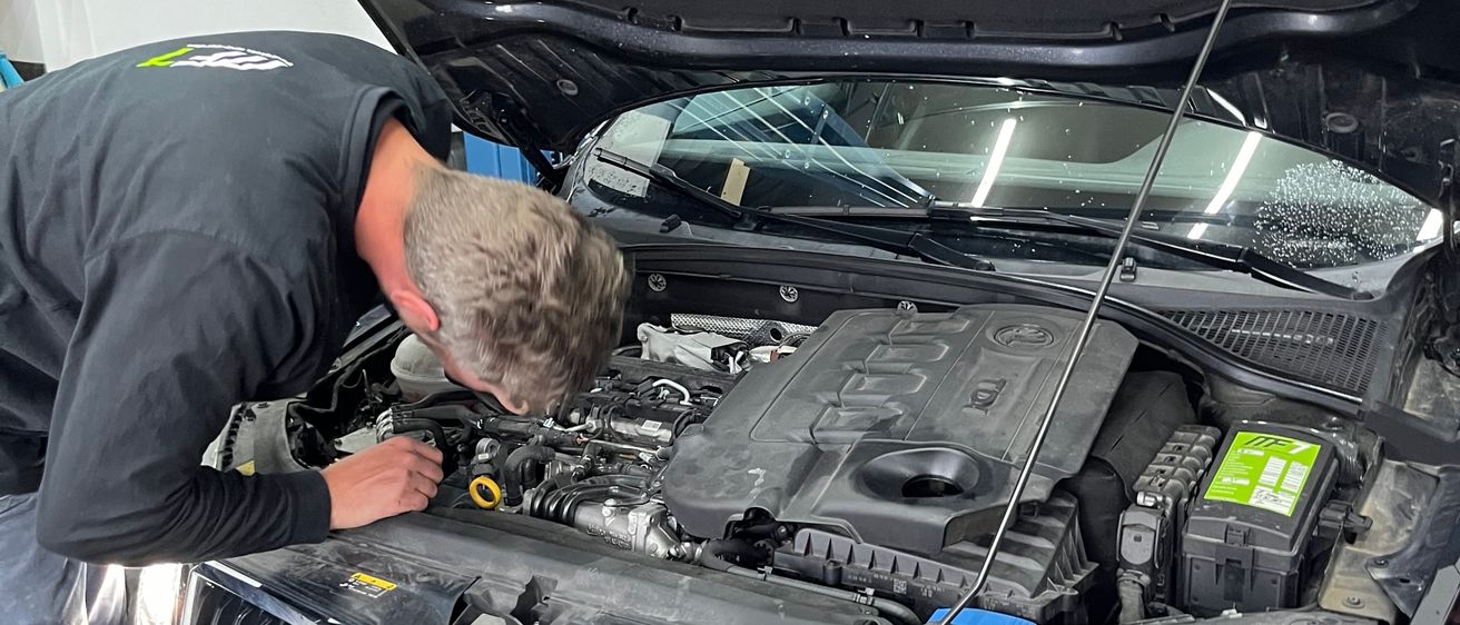 Bild enthält, Transportation, Vehicle, Car, Adult, Male, Man, Person, Car Engine, Footwear, Shoe