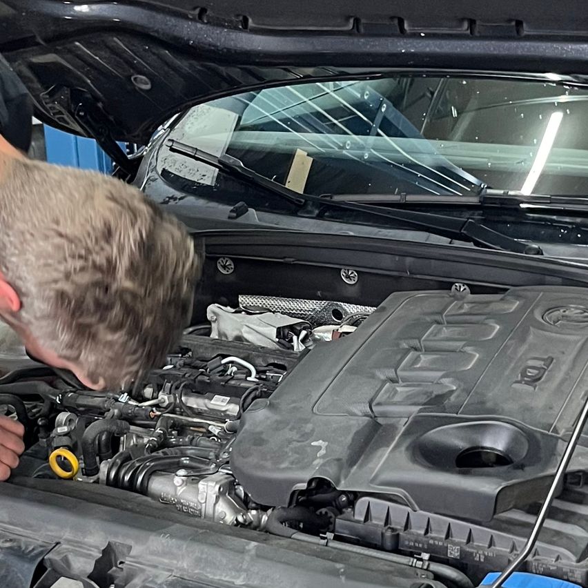 Bild enthält, Transportation, Vehicle, Car, Adult, Male, Man, Person, Car Engine, Footwear, Shoe