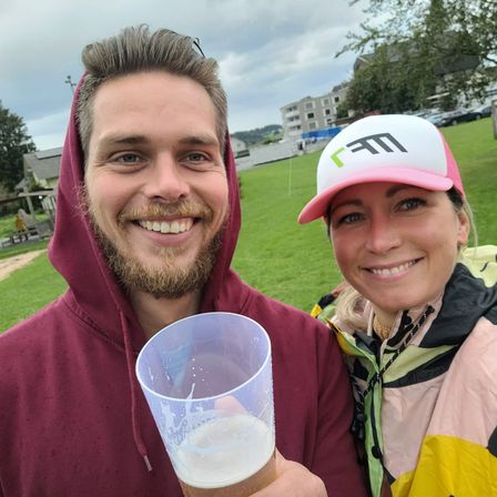 Bild enthält, Grass, Photography, Portrait, Park, Shelter, Coat, Cap, Jacket, Glasses, Beer