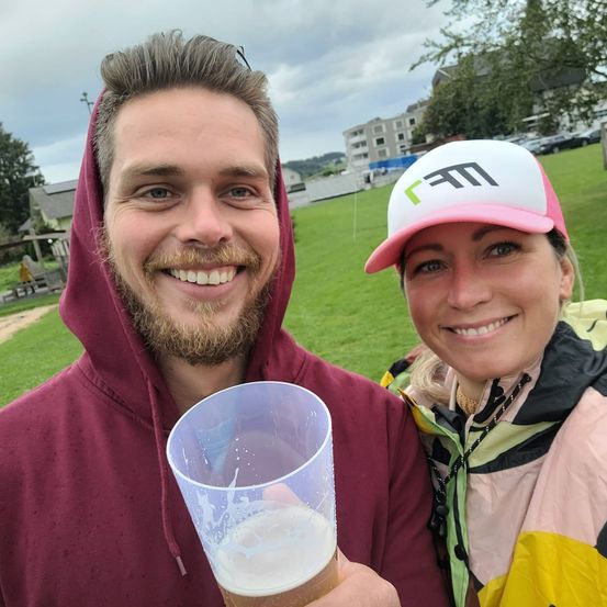 Bild enthält, Grass, Photography, Portrait, Park, Shelter, Coat, Cap, Jacket, Glasses, Beer