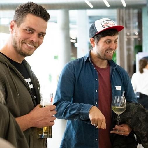 Bild enthält, Adult, Male, Man, Person, Fun, Party, Plant, Baseball Cap, Face, People