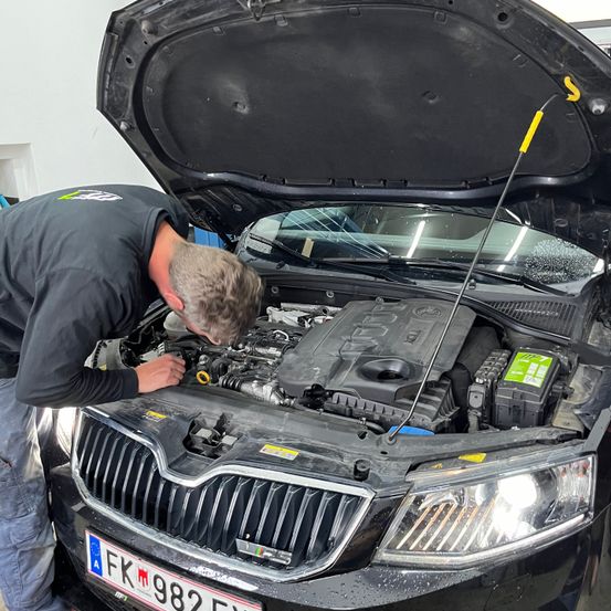 Bild enthält, Transportation, Vehicle, Car, Adult, Male, Man, Person, Car Engine, Footwear, Shoe